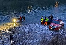 Auto in Salzach gest&uuml;rzt - Foto: Fmt-Pictures/APA/dpa