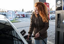 Diesel tanken - Foto: Christin Klose/dpa-tmn