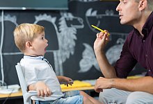 Cute little boy at speechtherapist session. - picture alliance / Zoonar