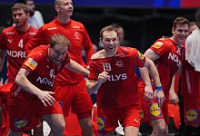 Simon Pytlick (l) und Mathias Gidsel - Soeren Stache/dpa