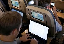 Internet im Flugzeug - Foto: Michael Kappeler/dpa