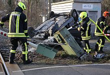 Abtransport der Schranke: Die Fahrerin des Unfallwagens hatte unter anderem auch die Fußgängerschranke am Bahnübergang erwischt. Foto: Elke Niedringhaus-Haasper - Elke Niedringhaus-Haasper