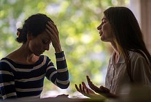 Gespr&auml;ch unter Kolleginnen - Klaus-Dietmar Gabbert/dpa-tmn