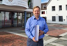 vor-rathaus-2025-06-23 - 1 - 1 - Bildrechte: Dr. Andreas J. Wulf