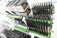 Fertige Sturmgewehre vom Typ HK416 F-S in der Produktionshalle des Waffenherstellers Heckler & Koch in Oberndorf. - Bernd Weißbrod/dpa