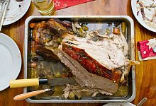 Die Reste einer gebratenen Pute liegen in einer Form. - Patrick Pleul/dpa/dpa-tmn