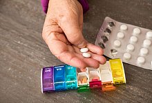 Seniorin nimmt Tabletten aus einer Pillendose - Christin Klose/dpa-tmn