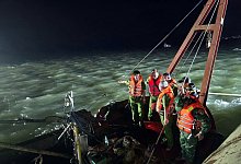 Ausflugsschiff in Vietnam gekentert - VNA/Handout via Xinhua/dpa