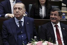 Erdogan und Davutoglu - Foto: Burhan Ozbilici/AP/dpa