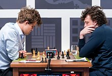 Magnus Carlsen (l) sitzt Hans Niemann in der dritten Runde beim Sinquefield Cup gegenüber. - Crystal Fuller/Saint Louis Chess Club/dpa