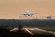 Ein Flugzeug hebt ab - Daniel Reinhardt/dpa/dpa-tmn