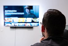 Mann schaut auf seinem Fernseher Amazon Prime Video - Silas Stein/dpa/dpa-tmn