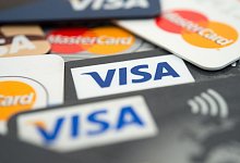 Verschiedene Kreditkarten liegen übereinander - Andrea Warnecke/dpa-tmn