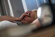 Best-Agerin im Bett - Christin Klose/dpa-tmn