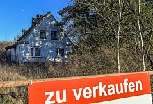 Ein Schild steht auf einem Grundst&uuml;ck - Patrick Pleul/dpa/dpa-tmn