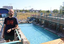 Paul Steinbr&uuml;ck vom Verein &laquo;Pool is cool&raquo;, der das Freibad &laquo;Flow&raquo; initiiert hat und es betreibt. Das &laquo;Flow&raquo; ist das einzige Freibad Br&uuml;ssels. - Michel Winde/dpa
