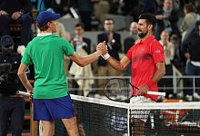 Novak Djokovic (r) und Jannik Sinner - Thibault Camus/AP/dpa