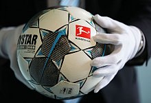 Der Fußball des ersten Geisterspiels in der Bundesliga (Borussia Mönchengladbach - 1.FC Köln). - Oliver Berg/dpa