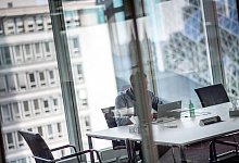 Ein Mann sitzt in einem B&uuml;ro - Zacharie Scheurer/dpa-tmn/dpa