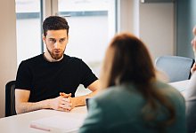 Mann in einem Gespräch - Zacharie Scheurer/dpa-tmn