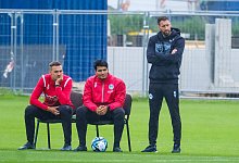 Arminia Bielefelds neuer Cheftrainer Mitch Kniat (r.) und seine Assistenten Daniel Jara Cortina (M.) und Oliver D&ouml;king verfolgen die 0:3-Niederlage im Testspiel gegen Lippstadt. - Andreas Zobe