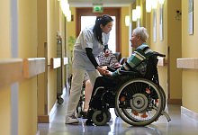 Pflegepersonal in Magdeburger Altenheim - 1 - Jens Wolf/dpa-Zentralbild/dpa