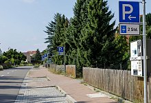 16 Parkschilder auf 400 Metern - Julius-Christian Schreiner/dpa