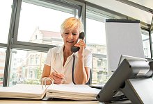 Person telefoniert in B&uuml;ro - Christin Klose/dpa-tmn