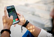 Aktienkurs auf Handydisplay - Xavier Lorenzo/Westend61/dpa-tmn