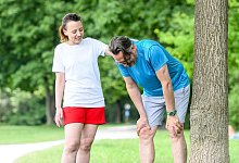 Erschöpfter Sportler mit Begleitung - Tobias Hase/dpa-tmn