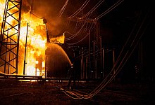 Ein Raketenangriff auf ein Elektrizitätswerk in Charkiw trennte die Region vom Stromnetz. - Kostiantyn Liberov/AP/dpa