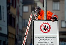 Sicherheitsabstand - Foto: Marijan Murat/dpa/dpa-tmn