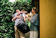 Ein Sohn verabschiedet sich von seinen Eltern - Zacharie Scheurer/dpa-tmn