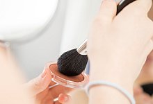 Rouge enth&auml;lt oft nat&uuml;rliche Rohstoffe aus unterirdischen Bodenvorkommen. - Christin Klose/dpa-tmn