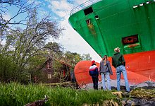 Container-Schiff läuft auf Grund und auf Privatgrundstück - Jan Langhaug/NTB/dpa