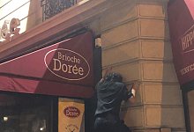 Kletter-Sportler des Kollektivs &laquo;On The Spot Parkour&raquo; hangeln sich in Paris an Fassaden und Rohren hoch, um nachts nutzlos strahlende Schaufenster und Reklameschilder auszuschalten. - Michael Evers/dpa