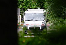 Mann f&auml;hrt auf Beamtinnen zu &ndash; Polizei schie&szlig;t - Julian Stratenschulte/dpa