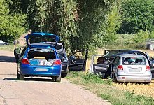 Autos mit zerstörten Scheiben. - Tobias Junghannß/dpa-Zentralbild/dpa