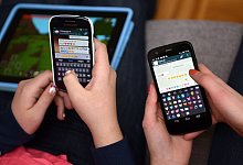 Jugendliche mit Smartphone - Foto: Henning Kaiser