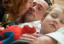 Frau begrüßt schlafende Familie - Christin Klose/dpa-tmn