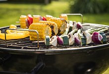 Gemüse auf einem Grill im Garten - Christin Klose/dpa-tmn