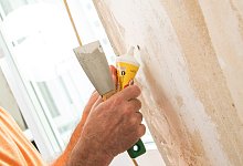 Eine Person benutzt Spachtelmasse - Christin Klose/dpa-tmn