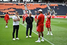 Max Eberl (m) und Sportdirektor Christoph Freund (l) - Sven Hoppe/dpa