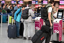 Flughafen in Düsseldorf - Sommerferien - Roberto Pfeil/dpa