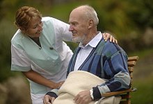 Alte Menschen, noch dazu pflegebed&uuml;rftig, haben kaum eine M&ouml;glichkeit, von ausgebildeten Pflegekr&auml;ften zu Hause betreut zu werden. Die Alternative ist oftmals eine kosteng&uuml;nstige Hilfskraft aus einem osteurop&auml;ischen Land. - picture alliance / imageBROKER