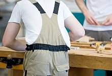 Azubis an der Werkbank - Foto: Sebastian Gollnow/dpa/dpa-tmn