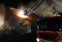 In einem Stall und dem angrenzenden Wohnhaus in Vehlage ist es am Samstagabend zu einem Brand gekommen. - Joern Spreen-Ledebur