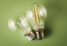 Eine Glühlampe und eine LED-Leuchte mit Glühfadenoptik - Christin Klose/dpa-tmn