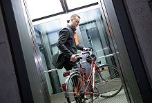 Mann nutzt einen Aufzug im Bahnhof - Christin Klose/dpa-tmn