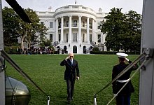 US-Pr&auml;sident Joe Biden salutiert, als er den Hubschrauber Marine One besteigt, um vom S&uuml;drasen des Wei&szlig;en Hauses abzufliegen. Biden reist nach Europa, um sich mit seinen Amtskollegen aus aller Welt &uuml;ber Russlands Invasion in die Ukraine zu beraten. - Adam Schultz/White House/Planet Pix via ZUMA Press Wire/dpa